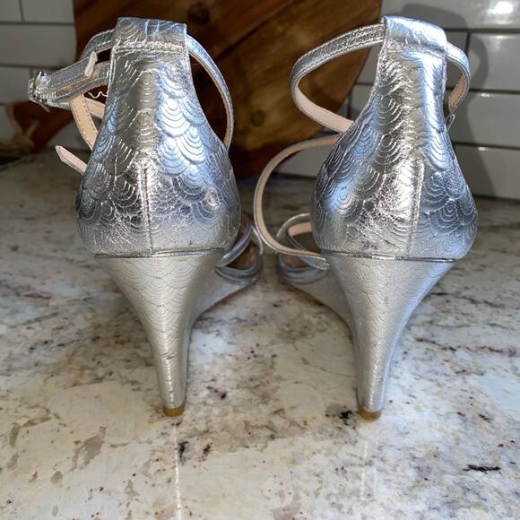 Badgley Mischka $389 Womens Size 7.5 Melaney II Silver Wedge Dress Sandals EUC - Picture 7 of 15